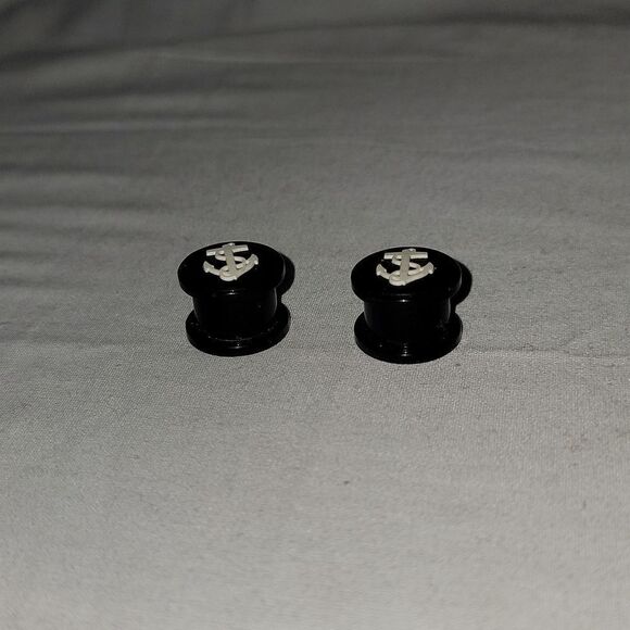 ½ plugs  - Picture 2 of 3